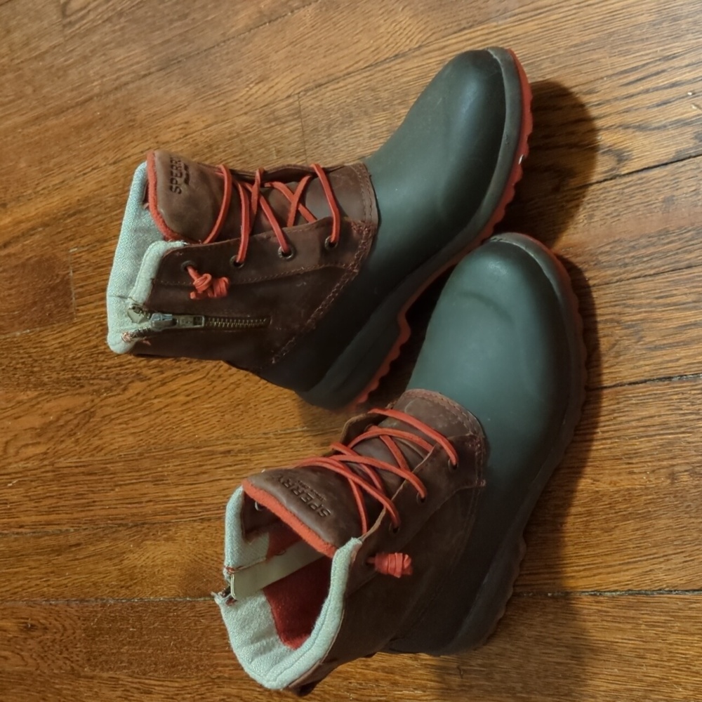 EUC Sperry winter boots sz 6/36